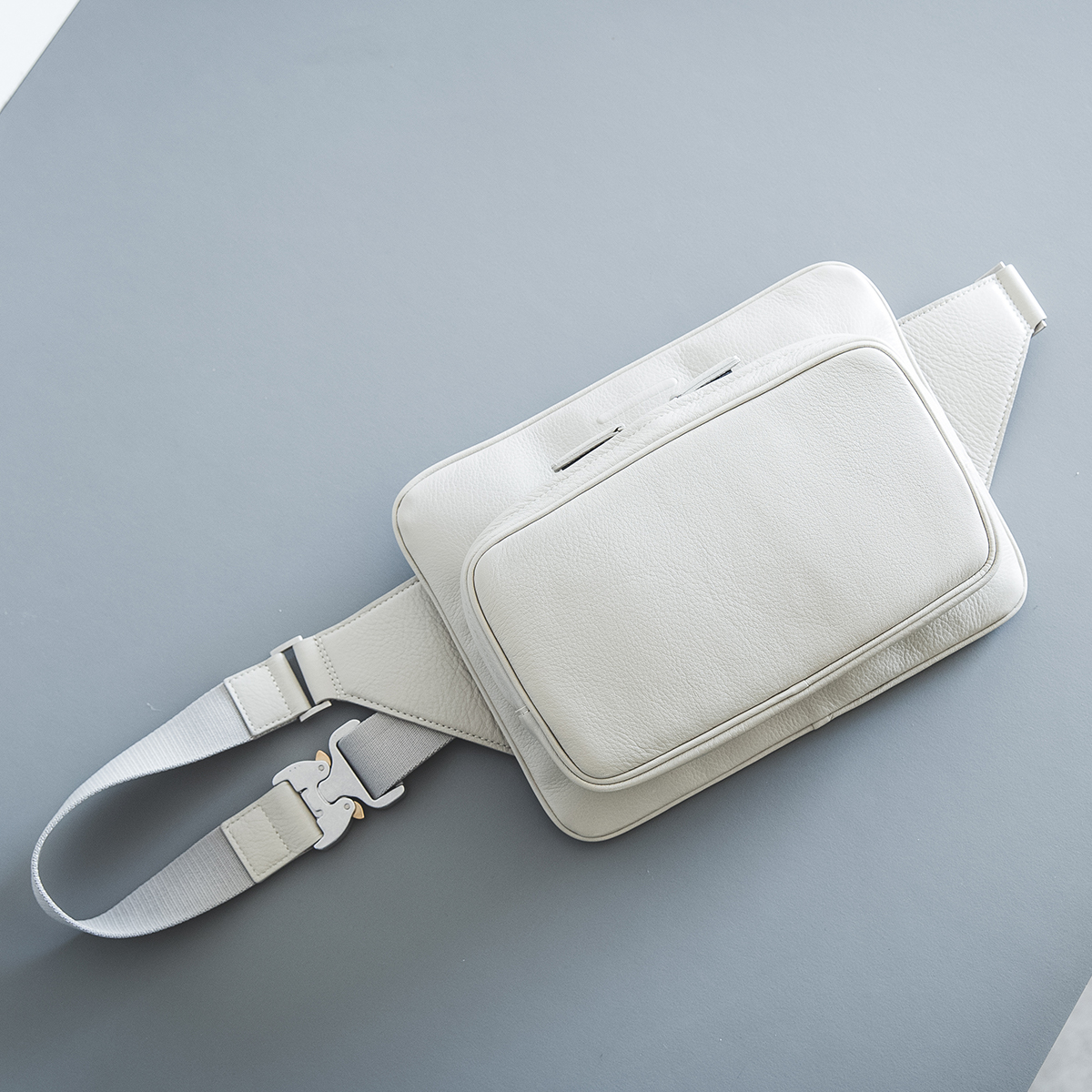 電子デバイスをコンパクトに収納！防水レザー製の優秀ベルトバッグ 