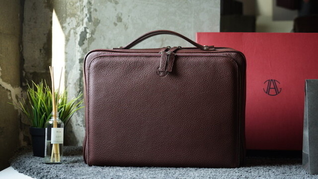 フルグレインレザーの美しい質感のバッグ「143 THREE IN ONE BAG 