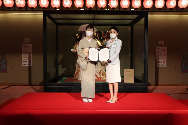 国立劇場で締結式が行われた。左が河村潤子日本芸術文化振興会理事長、右が近藤やよい足立区長