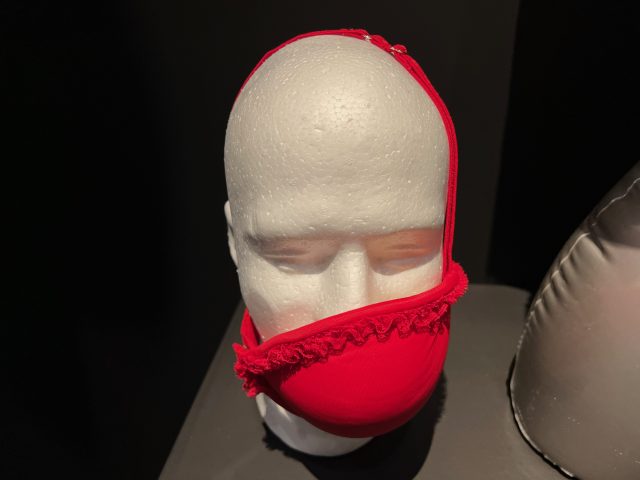 【展示】ブラジャーがガスマスクに変身！