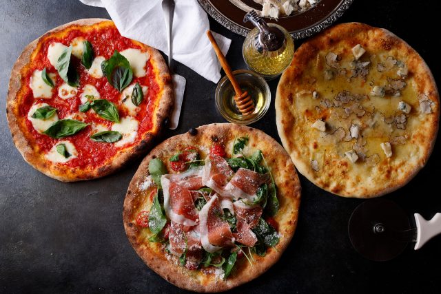 （左から）トマト・モッツァレラ・バジルのマルゲリータ 1,980円、生ハムとルッコラのピッツァ 2,420円、4種のイタリアンチーズのピッツァ 2,530円