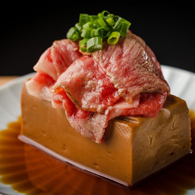 レア肉豆腐 590円