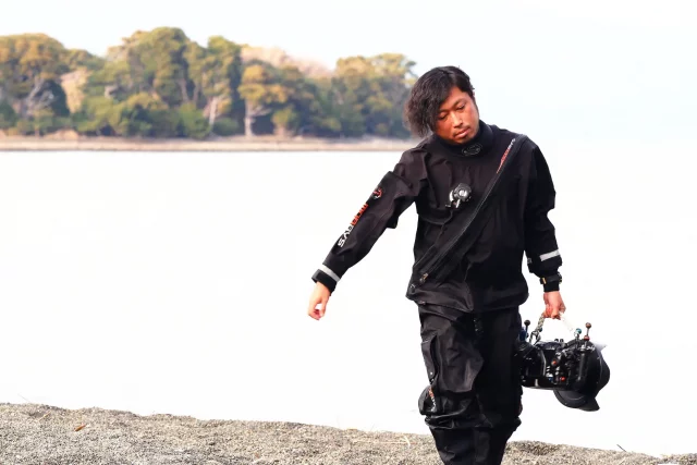 世界の海中をめぐり、様々な水中景観を撮影する水中写真家の戸村さん