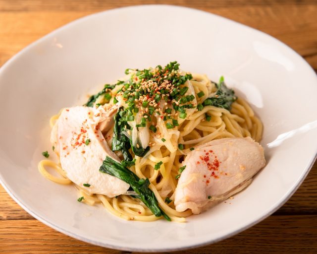 カフェ ラ・ボエムの定番料理「蒸し鶏と青ネギの和風ソース」