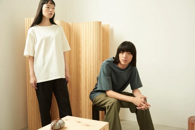 LOOSE TEE（左：OFF-WHITE、右：GREEN BLUE）￥9,900、RELAX FIT PANTS（左：BLACK、右：OLIVE GREEN）￥19,800