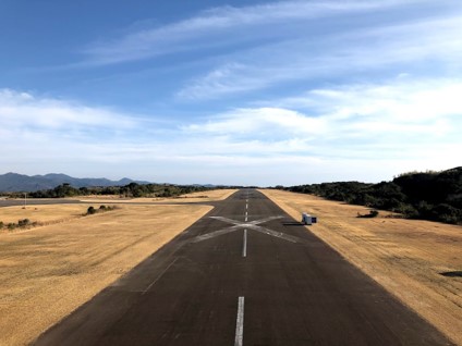 南紀白浜空港旧滑走路（中央から南側を望む）