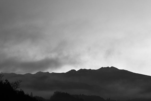 飛騨高山より黎明の乗鞍岳 Photo: Masayuki Hayashi