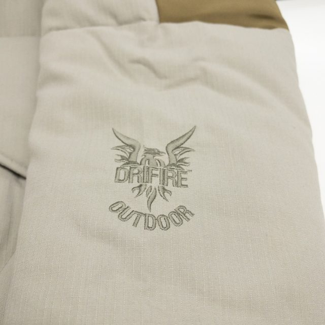 袖口に刺繍された「DRIFIRE OUTDOOR」のロゴ