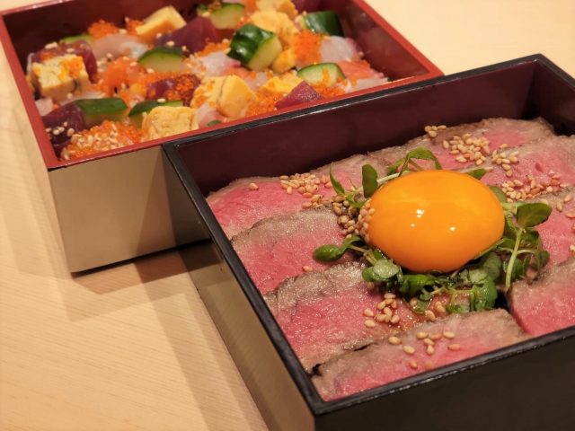 和牛ステーキ重と海鮮バラちらし寿司の二段重箱　¥1,500