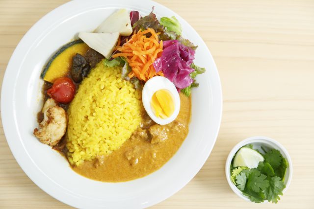 「ココナッツ・チキンカレー」935円（イートイン）