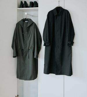 左：シャンブレー・モッズコート / Deep Green ¥52,690、右：シャンブレー・ステンカラーコート / Black ¥52,690