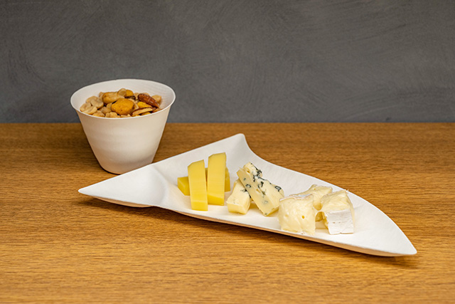 サリソル ナッツカクテル（左）、エクラダルページュ チーズ3点セット（右）
