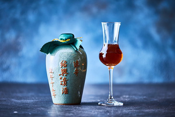 紹興酒「陳年　紹興貴酒15年 壺」グラス (60ml)￥1,750/カラフェ (300ml)￥8,750/ボトル (500ml)￥14,000