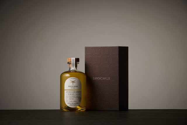 SHOCHU X」がオーク樽熟成の25年もの麦焼酎を発売。「LUXURY CARD