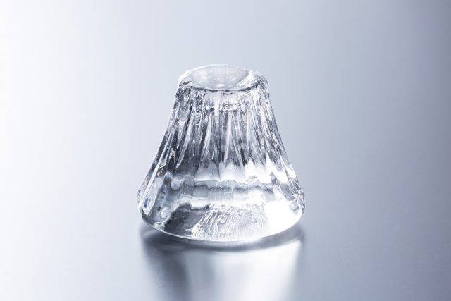 冠雪富士氷（高さ53mm、周径60mm）、2,700円（税込）