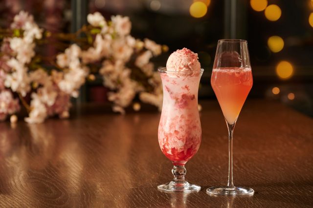 （左から）桜とつぶつぶ苺のクリームソーダ¥1,100、桜ロゼ ベリーニ¥950