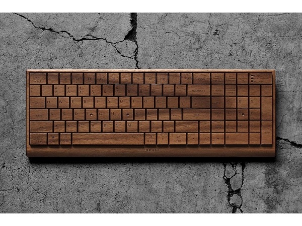 伝統工芸士が製作、高級木材の無垢材を使用したキーボードで、木の感触