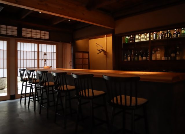 「幾星 京都蒸溜室 IXEY Non-Alcoholic Spirits Kyoto Distillery & Salon」店内のノンアルコール＆カクテルバー