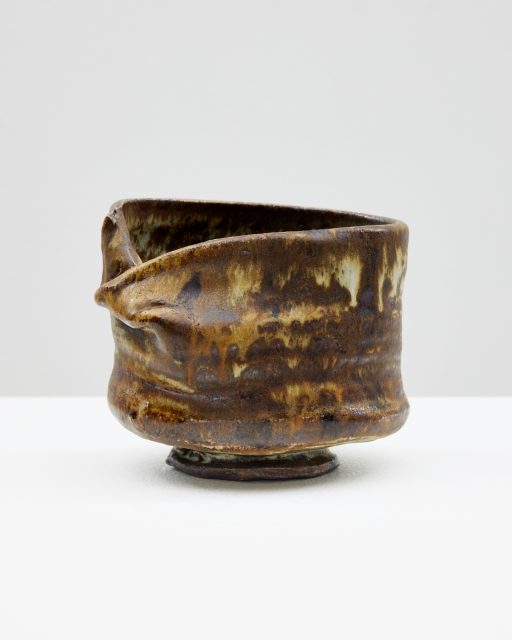 「Tea Bowl」 2022 stoneware h.10.5×w.11.7×d.10.6 cm Photo by Kenji Takahashi ©Adam Silverman, Courtesy of Tomio Koyama Gallery