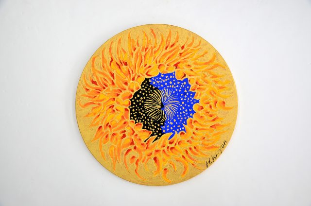 「Sunflower」 2023年、麻包張キャンバスにアクリル絵具、Φ530mm