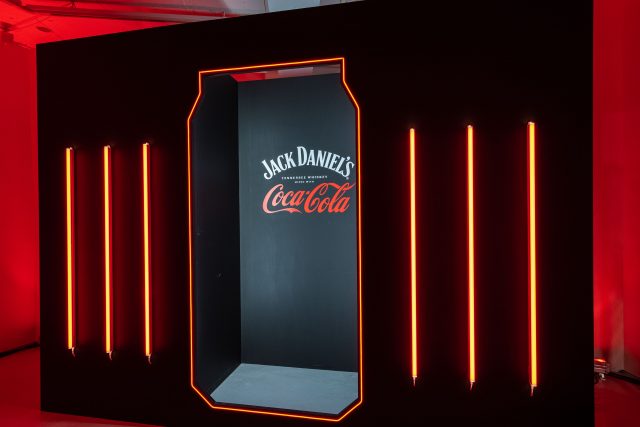 「ジャックダニエル&コカ・コーラ」の大型グラフィックがあるフォトスポット
