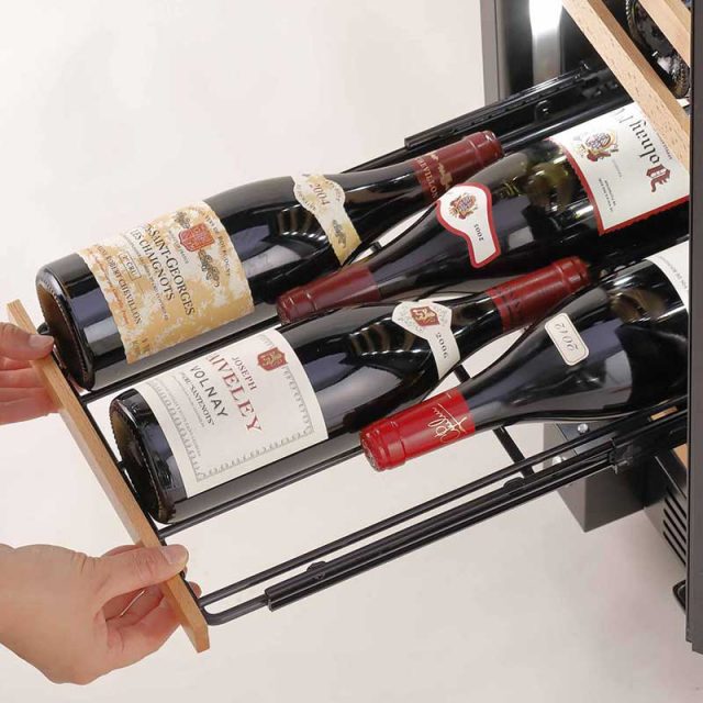 スリム設計で省スペース！スマートにワインを収納できる小型ワイン