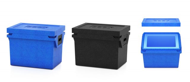 （左から）QOOL ボックス M ブルー ¥57,750／QOOL ボックス M ブラック エコプラス ¥59,950、容量：27L、重量：5.6kg
