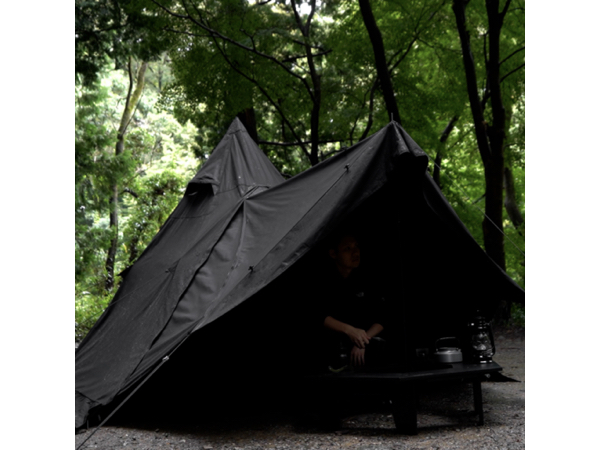 森に溶け込む“黒”のソロキャンプ。公式サイト完売のワンポールテント 