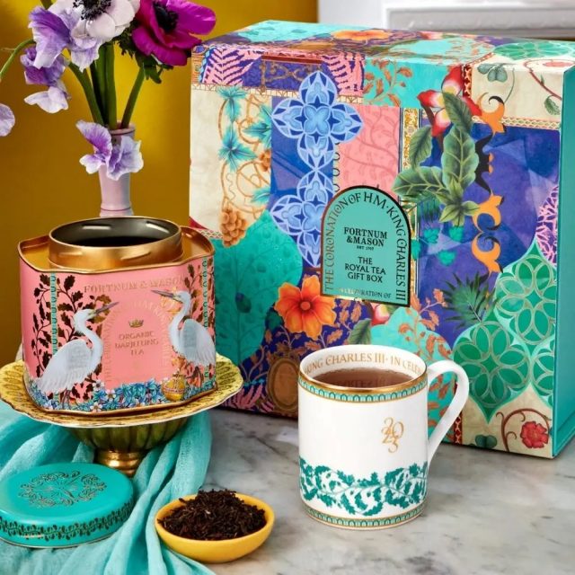 高級ブランド Fortnum&Mason チャールズ国王戴冠式 記念特別缶 紅茶 茶 