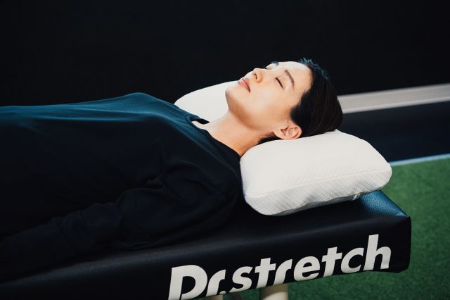 ストレッチ専門店「Dr.stretch」を運営する「nobitel」が発売した「理想の姿勢で眠れる枕」