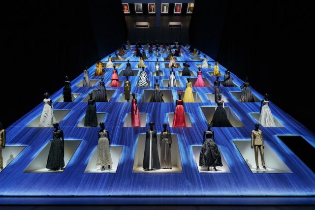 「クリスチャン・ディオール、夢のクチュリエ」展示風景（2022年）東京都現代美術館　©︎DAICI ANO