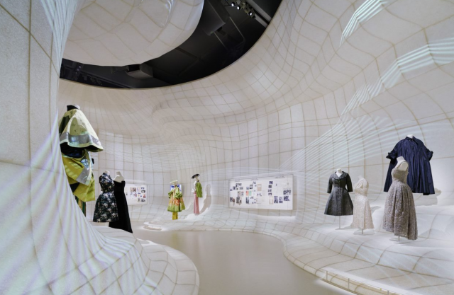 「クリスチャン・ディオール、夢のクチュリエ」展示風景（2022年）東京都現代美術館　©︎DAICI ANO