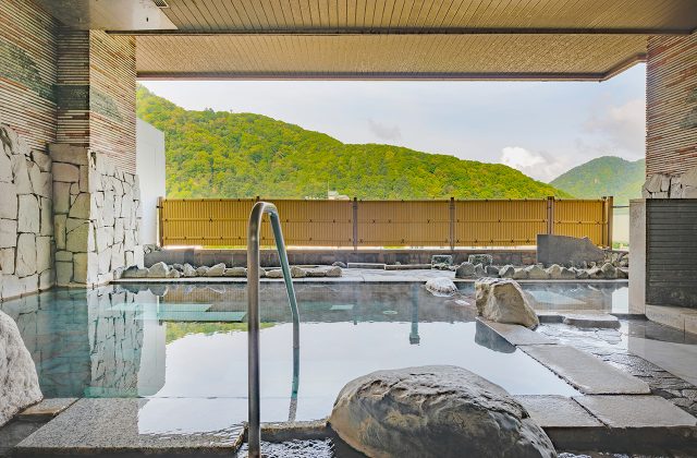 定山渓万世閣ホテルミリオーネの天然温泉。4つの内風呂と庭園露天風呂がある