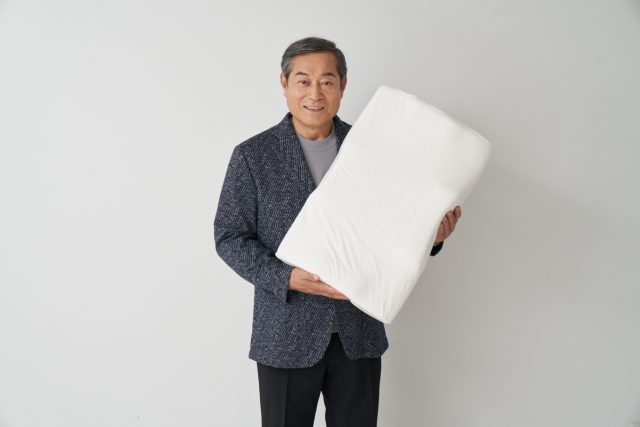 俳優・松平健氏がプロデュースした「雲のやすらぎ 健眠枕」