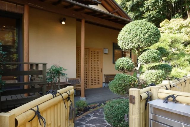 茶色を基調とした日本家屋の趣を感じられる西熱海の「GLAMPETIT KOH」