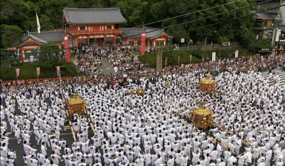 山鉾巡行の日の夜、八坂神社から3基の神輿が街へ
