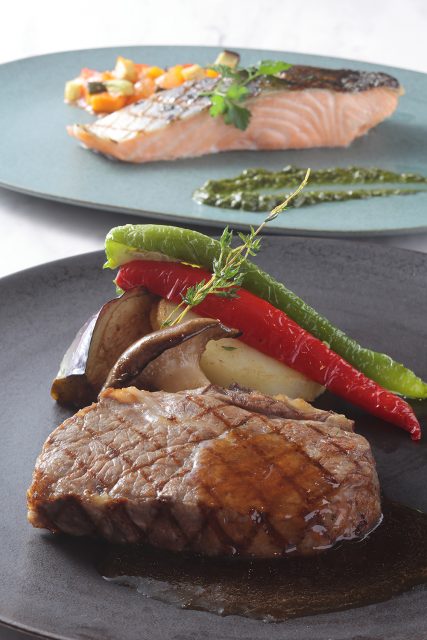 （手前から）神戸牛のステーキ 季節野菜と自家製和風ソース、サーモンのグリル 夏野菜のカポナータ 大葉ジェノベーゼソース