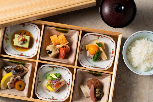 京の和朝食。6種の器に季節の料理を折り込む