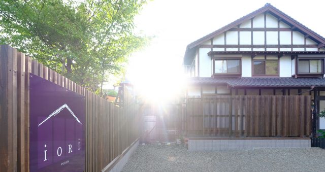 有名温泉地・湯布院にある一棟貸しの宿「iORi Yufuin」は、レトロな造りが特徴で、ワーケーション利用もできる