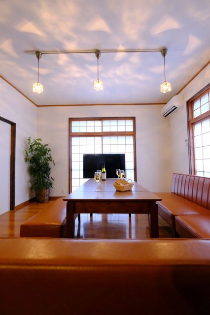 「iORi Yufuin」一階は、大きいソファーでくつろげるリビングダイニングがある