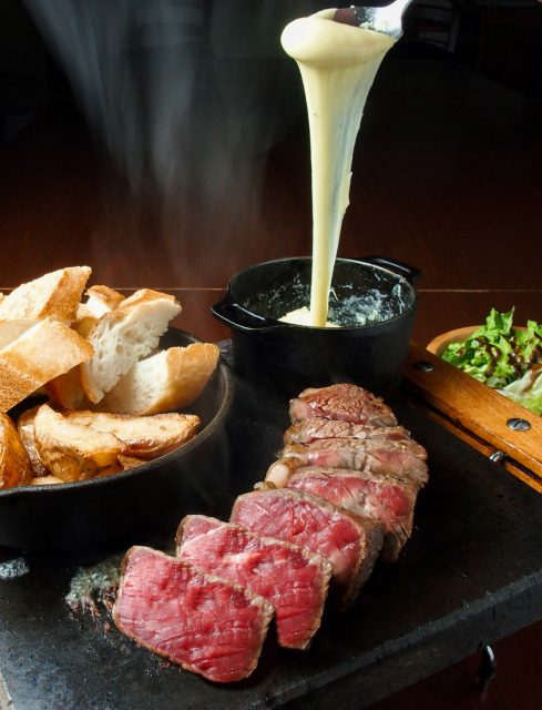 ステーキとフライドポテトを組み合わせ、チーズフォンデュで食べる「ステックフリット」。