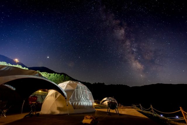 「SORA GLAMPING RESORT」は、山の斜面にテントが並び、美しい自然に囲まれたグランピング施設だ。