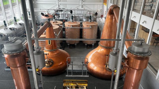ビジターセンターからは、フォーサイス社製蒸留機を見ることができ、ウイスキーの製造過程を間近で感じられる。
