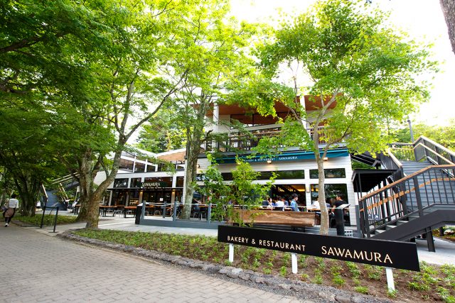 「沢村ロースタリー 軽井沢」は、自家焙煎のコーヒーとケーキなどを提供するロースタリーとして3月にオープンした。