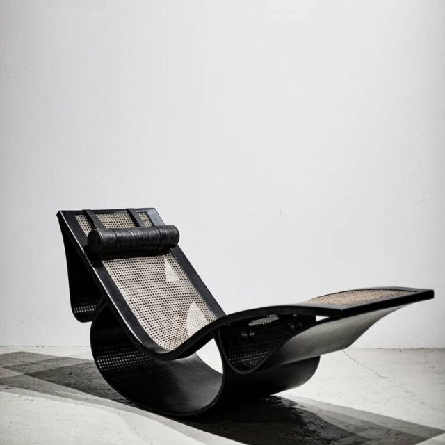 オスカー・ニーマイヤー「Rio rocking chaise longue」1977-78 © AUTVIS, Sao Paulo & JASPAR, Tokyo 2023 E5293