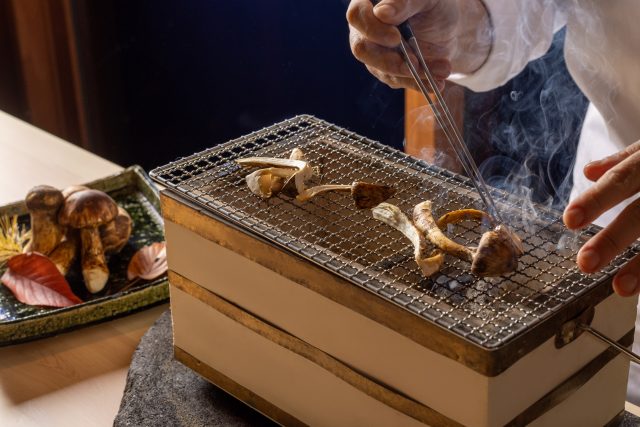 「星のや軽井沢」では期間限定で、松茸をふんだんに使用した夕食コース「桂秋の晩餐 -松茸懐石-」が味わえる