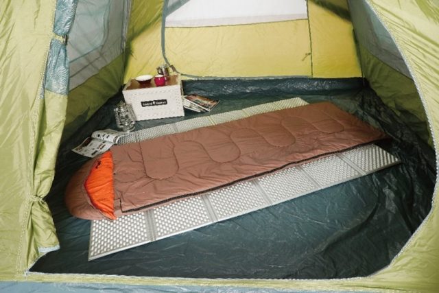 連結できるフード付き寝袋 快適温度5℃ ¥3,980、サイズ：［使用時］（約）75×190cm／［収納時］（約）40×40×17cm、重量：（約）1.2kg