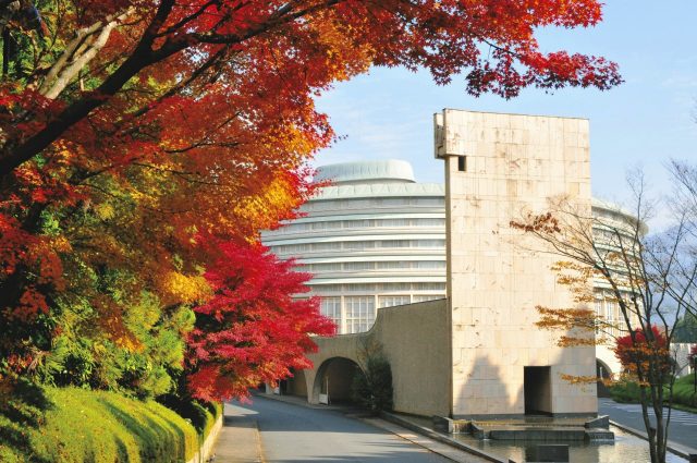 秋の「ザ・プリンス 京都宝ヶ池」では、モミジやハナミズキなどが鮮やかな色合いで彩り、美しい風景を見せてくれる。 