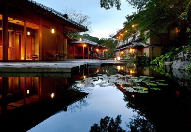 「星のや京都」は、紅葉の名所である京都・嵐山に位置する全室（25室）リバービューの旅館だ。 