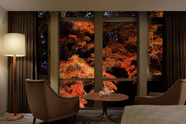 「ザ・プリンス 京都宝ヶ池」は、期間限定で紅葉のライトアップを窓外から楽しむ宿泊プランを実施する。